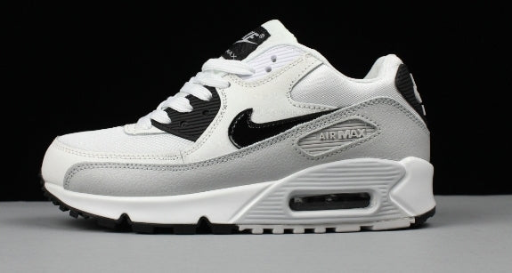 Les baskets Nike Air Max 90 Futura sont des pièces maîtresses de la mode.