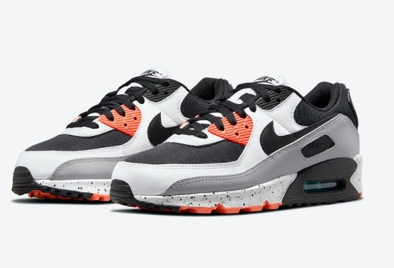 Les baskets Nike Air Max 90 Futura sont des pièces maîtresses de la mode.