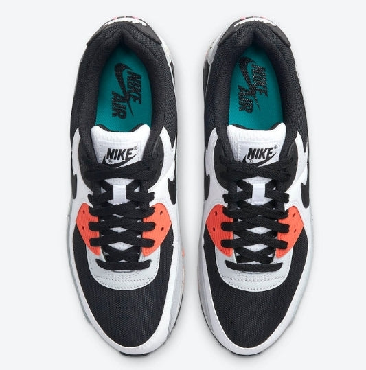 Les baskets Nike Air Max 90 Futura sont des pièces maîtresses de la mode.