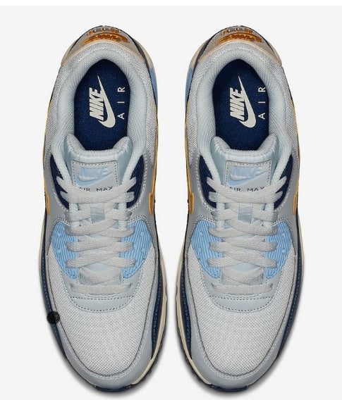 Les baskets Nike Air Max 90 Futura sont des pièces maîtresses de la mode.