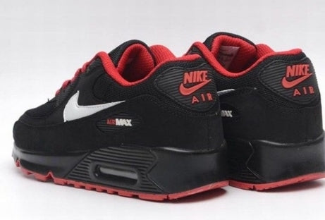 Les baskets Nike Air Max 90 Futura sont des pièces maîtresses de la mode.