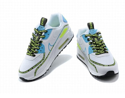 Les baskets Nike Air Max 90 Futura sont des pièces maîtresses de la mode.
