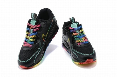 Les baskets Nike Air Max 90 Futura sont des pièces maîtresses de la mode.