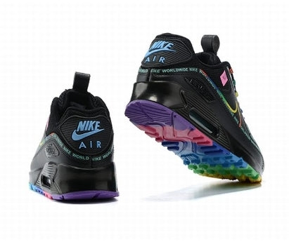 Les baskets Nike Air Max 90 Futura sont des pièces maîtresses de la mode.