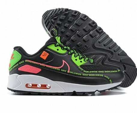 Les baskets Nike Air Max 90 Futura sont des pièces maîtresses de la mode.