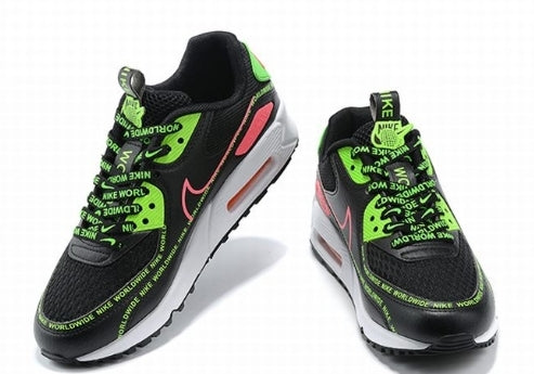 Les baskets Nike Air Max 90 Futura sont des pièces maîtresses de la mode.
