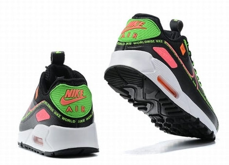 Les baskets Nike Air Max 90 Futura sont des pièces maîtresses de la mode.