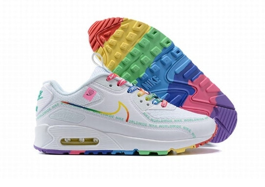 Les baskets Nike Air Max 90 Futura sont des pièces maîtresses de la mode.