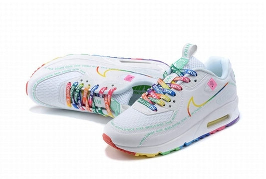 Les baskets Nike Air Max 90 Futura sont des pièces maîtresses de la mode.