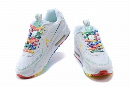 Les baskets Nike Air Max 90 Futura sont des pièces maîtresses de la mode.