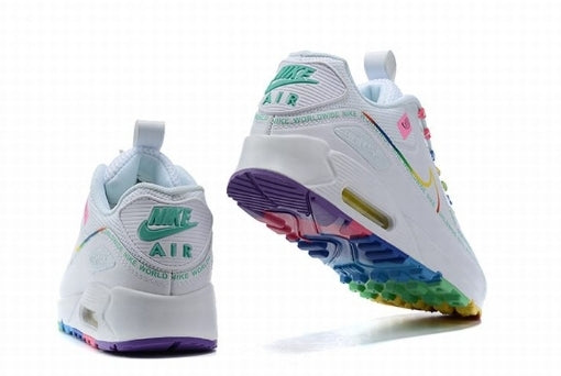 Les baskets Nike Air Max 90 Futura sont des pièces maîtresses de la mode.