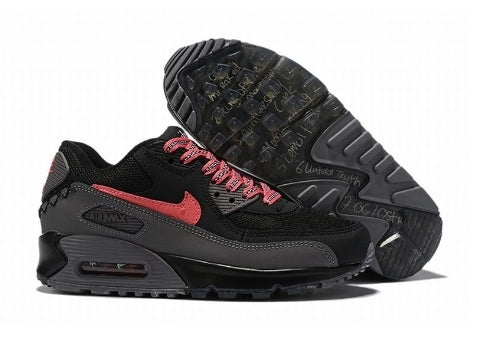 Les baskets Nike Air Max 90 Futura sont des pièces maîtresses de la mode.