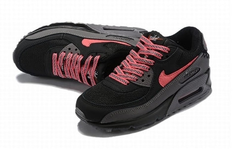 Les baskets Nike Air Max 90 Futura sont des pièces maîtresses de la mode.