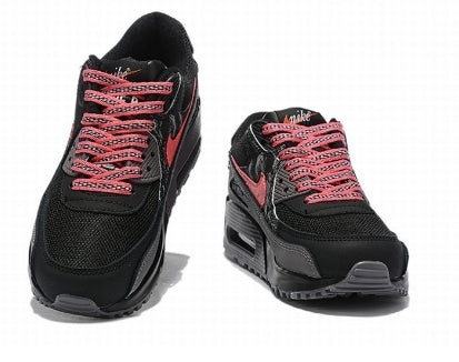 Les baskets Nike Air Max 90 Futura sont des pièces maîtresses de la mode.