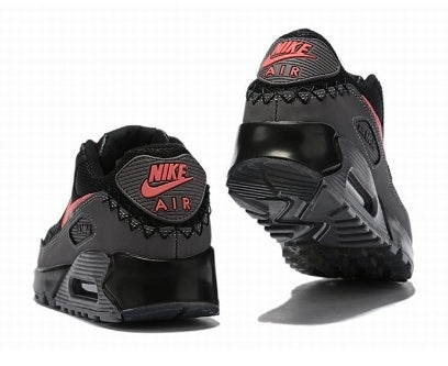 Les baskets Nike Air Max 90 Futura sont des pièces maîtresses de la mode.