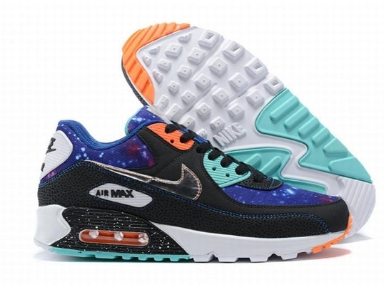 Les baskets Nike Air Max 90 Futura sont des pièces maîtresses de la mode.