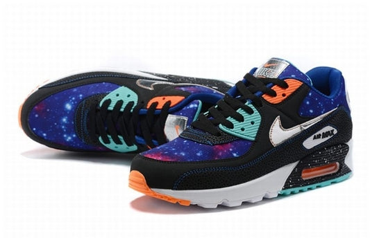 Les baskets Nike Air Max 90 Futura sont des pièces maîtresses de la mode.