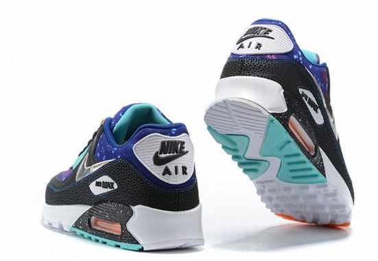 Les baskets Nike Air Max 90 Futura sont des pièces maîtresses de la mode.