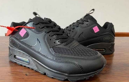 Les baskets Nike Air Max 90 Futura sont des pièces maîtresses de la mode.