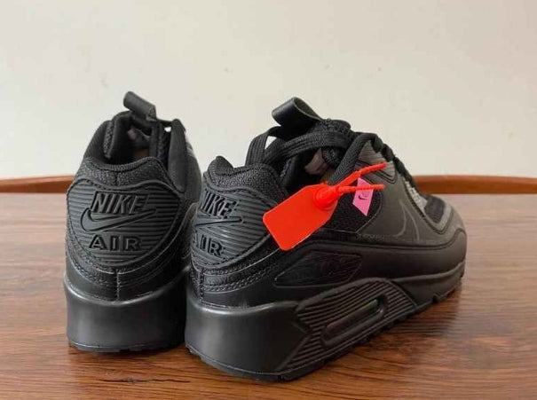 Les baskets Nike Air Max 90 Futura sont des pièces maîtresses de la mode.