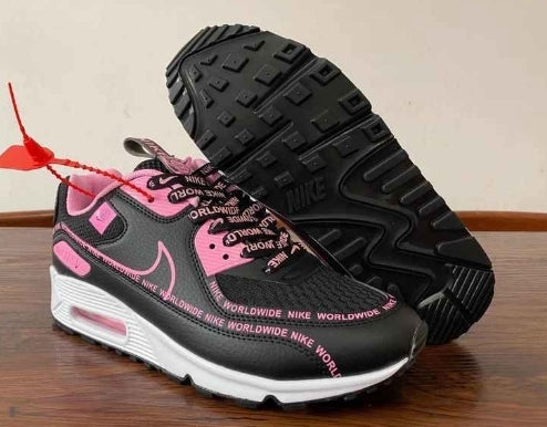 Les baskets Nike Air Max 90 Futura sont des pièces maîtresses de la mode.