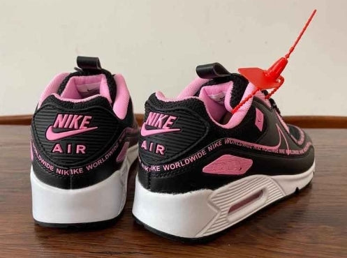 Les baskets Nike Air Max 90 Futura sont des pièces maîtresses de la mode.