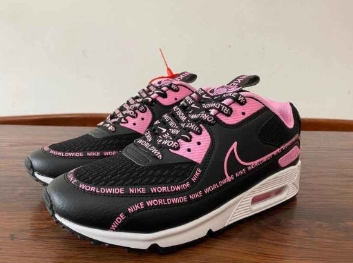 Les baskets Nike Air Max 90 Futura sont des pièces maîtresses de la mode.
