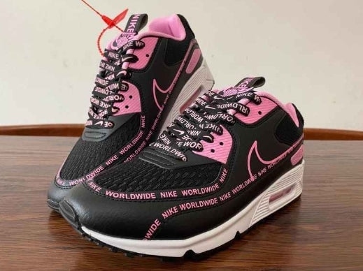 Les baskets Nike Air Max 90 Futura sont des pièces maîtresses de la mode.