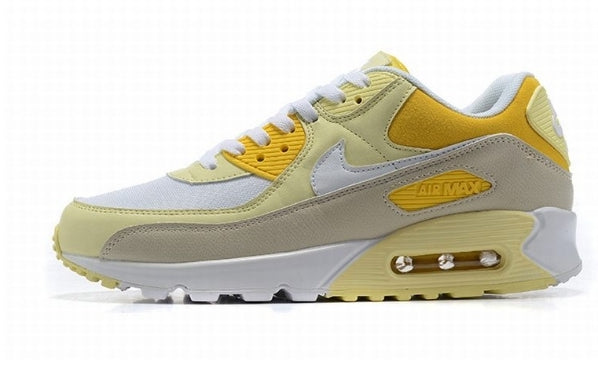 Les baskets Nike Air Max 90 Futura sont des pièces maîtresses de la mode.