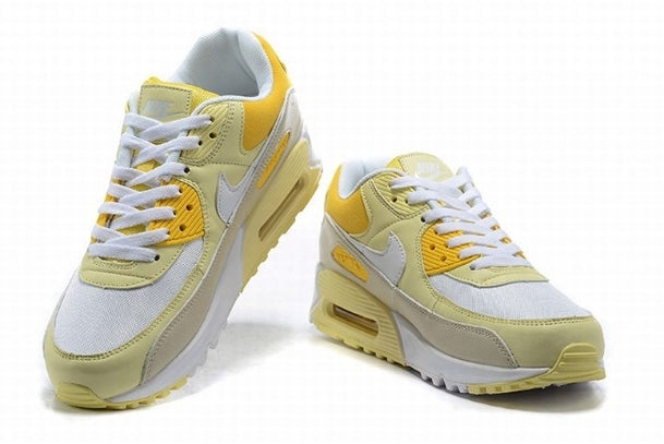 Les baskets Nike Air Max 90 Futura sont des pièces maîtresses de la mode.