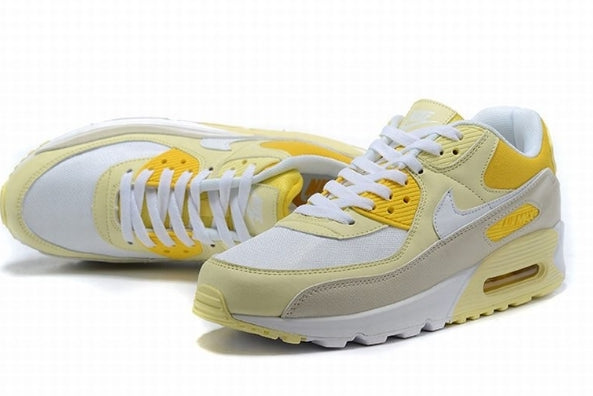 Les baskets Nike Air Max 90 Futura sont des pièces maîtresses de la mode.