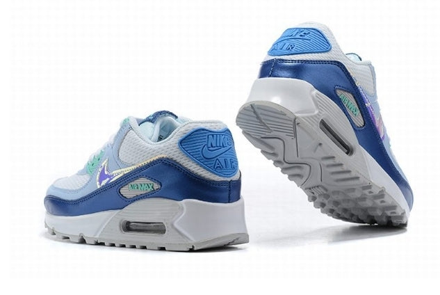 Les baskets Nike Air Max 90 Futura sont des pièces maîtresses de la mode.