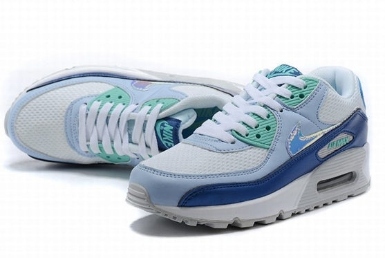 Les baskets Nike Air Max 90 Futura sont des pièces maîtresses de la mode.