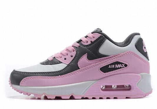 Les baskets Nike Air Max 90 Futura sont des pièces maîtresses de la mode.