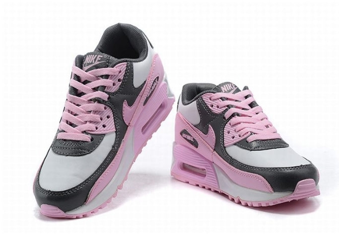 Les baskets Nike Air Max 90 Futura sont des pièces maîtresses de la mode.