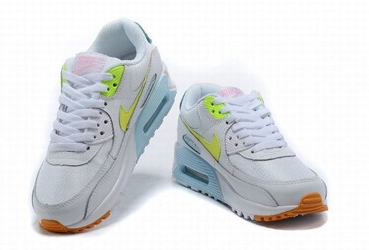 Les baskets Nike Air Max 90 Futura sont des pièces maîtresses de la mode.