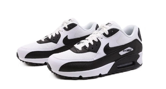 Les baskets Nike Air Max 90 Futura sont des pièces maîtresses de la mode.