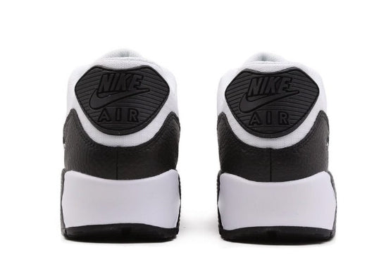Les baskets Nike Air Max 90 Futura sont des pièces maîtresses de la mode.