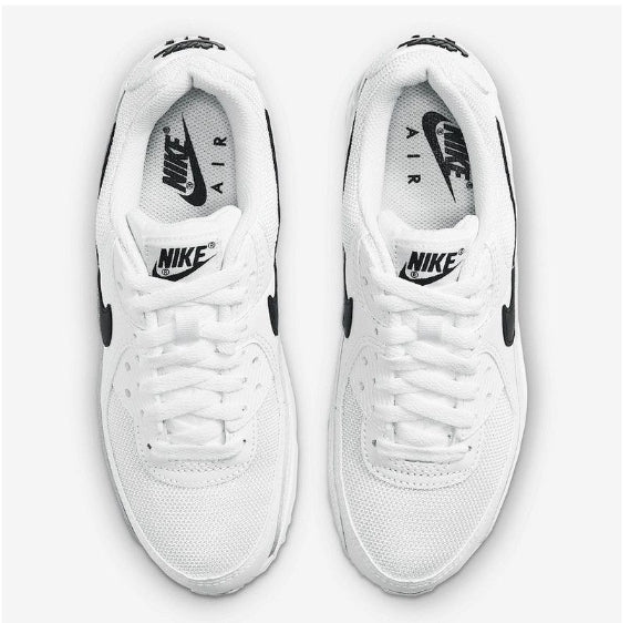 Les baskets Nike Air Max 90 Futura sont des pièces maîtresses de la mode.