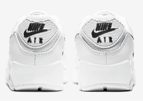 Les baskets Nike Air Max 90 Futura sont des pièces maîtresses de la mode.