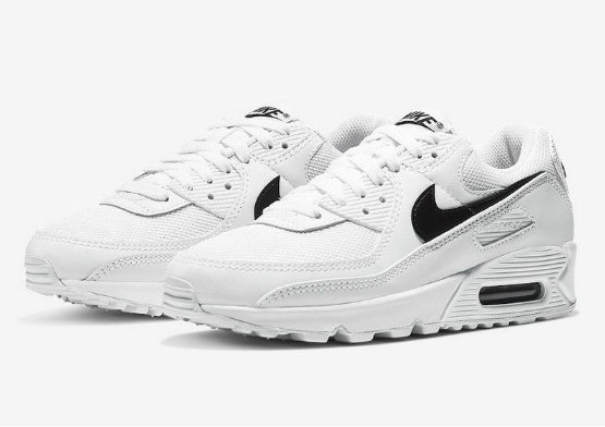 Les baskets Nike Air Max 90 Futura sont des pièces maîtresses de la mode.