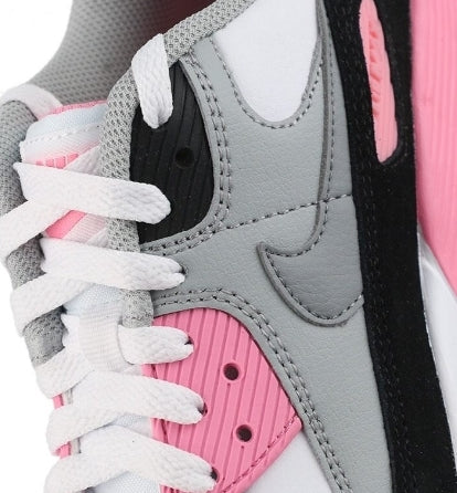 Les baskets Nike Air Max 90 Futura sont des pièces maîtresses de la mode.
