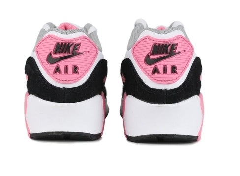 Les baskets Nike Air Max 90 Futura sont des pièces maîtresses de la mode.