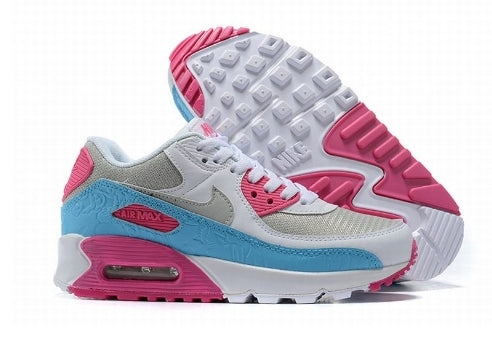 Les baskets Nike Air Max 90 Futura sont des pièces maîtresses de la mode.