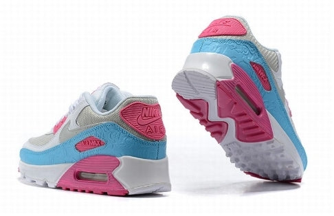 Les baskets Nike Air Max 90 Futura sont des pièces maîtresses de la mode.