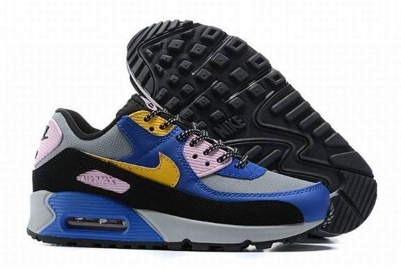 Les baskets Nike Air Max 90 Futura sont des pièces maîtresses de la mode.