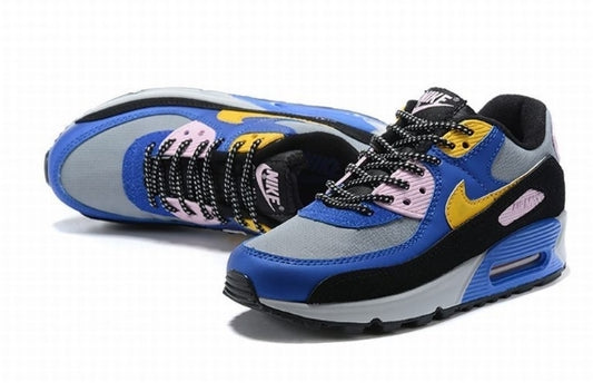 Les baskets Nike Air Max 90 Futura sont des pièces maîtresses de la mode.