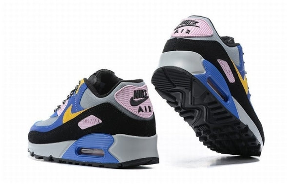 Les baskets Nike Air Max 90 Futura sont des pièces maîtresses de la mode.