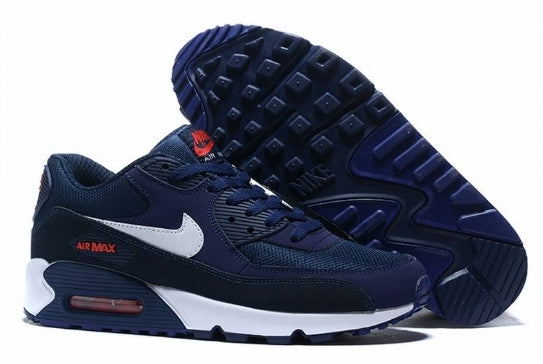 Les baskets Nike Air Max 90 Futura sont des pièces maîtresses de la mode.