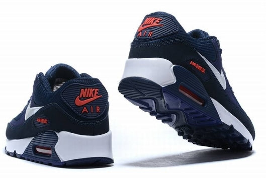 Les baskets Nike Air Max 90 Futura sont des pièces maîtresses de la mode.
